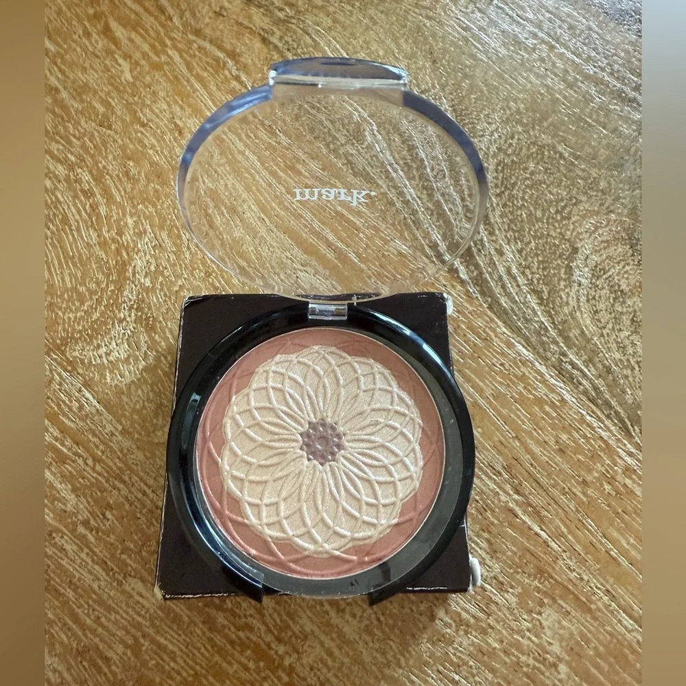 NWT Avon Mark Exotic Beauty Face Powder Mosaics Shimmer Highlight Illuminate